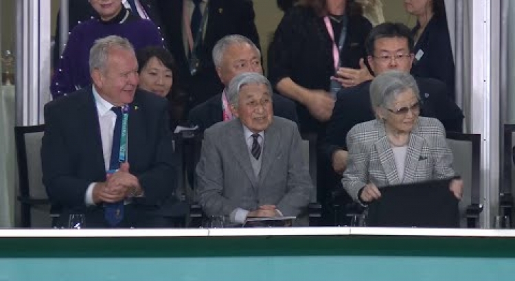 Former Emperor Akihito and Empress receive rapturous applause